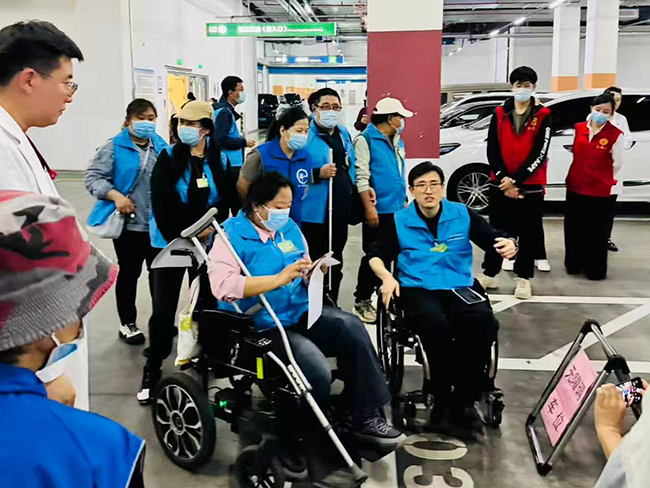 图为督导队员在体验无障碍停车位